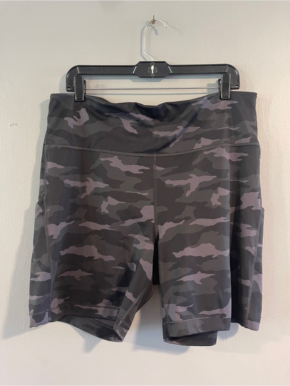 Athleta Ultimate Stash Pocket Camo 7" Short Size 2X